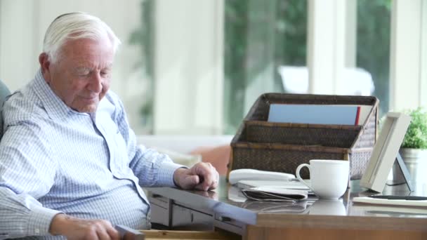 Старший чоловік читає лист — стокове відео