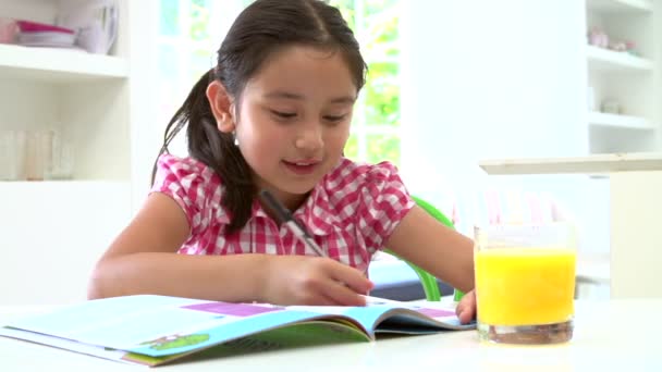 Молодая девушка делает домашнюю работу — стоковое видео