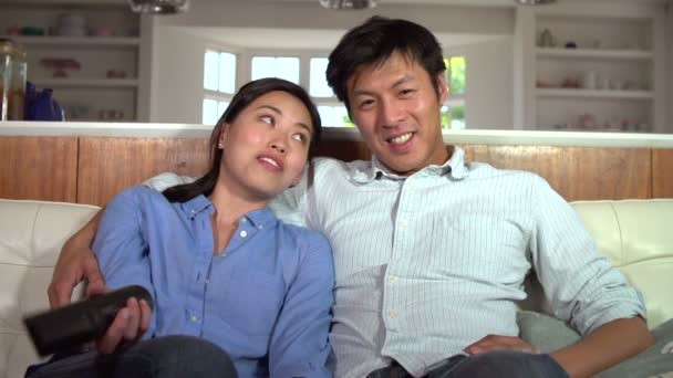 Paar auf dem Sofa vor dem Fernseher — Stockvideo