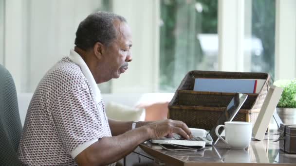 Senior man med bärbar dator — Stockvideo