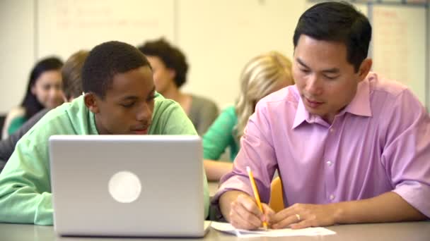 Uczeń korzysta z laptopa — Wideo stockowe