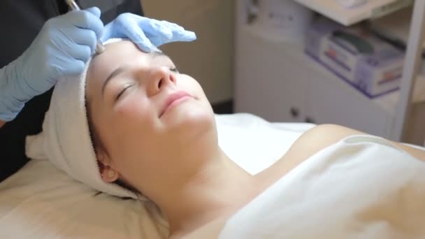 Mujer teniendo tratamiento cosmético — Vídeos de Stock