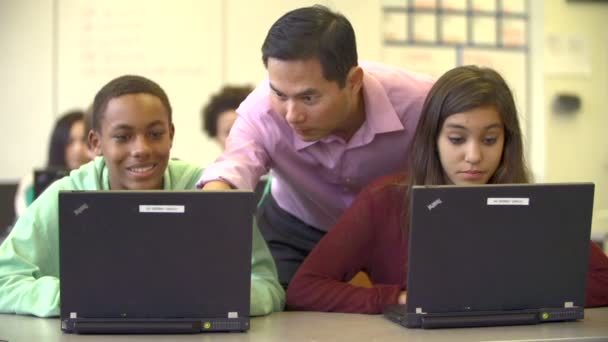 Professor com estudantes usando laptops — Vídeo de Stock