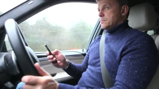 Fahrer benutzt Handy — Stockvideo