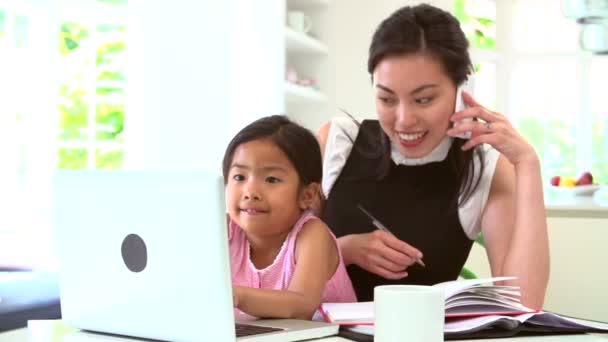 Mãe trabalhando com a filha — Vídeo de Stock