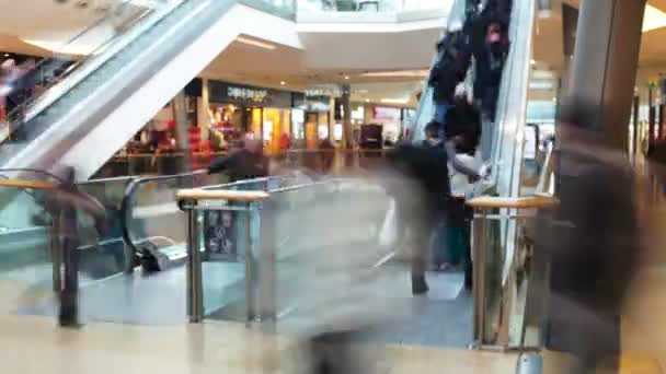 Compradores em escadas rolantes no shopping — Vídeo de Stock