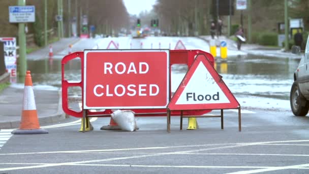 Señal de tráfico de advertencia en carretera inundada — Vídeos de Stock