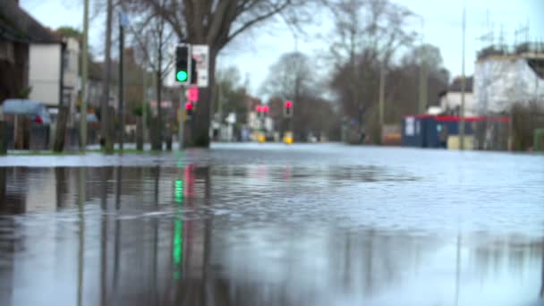 Route urbaine inondée avec feux de circulation — Video