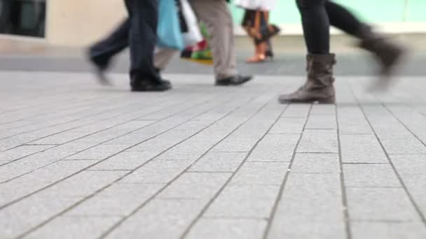 Pies del comprador en la calle ocupada — Vídeos de Stock