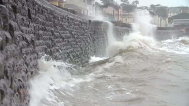 Grandes ondas quebrando na parede do mar — Vídeo de Stock