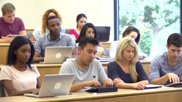 Estudiantes usando computadoras portátiles y tabletas digitales — Vídeo de stock