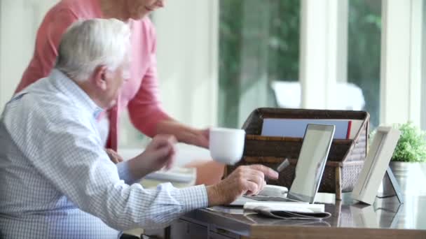 Старша пара використовує ноутбук — стокове відео