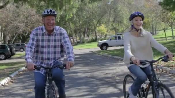 Casal sénior em passeio de bicicleta — Vídeo de Stock
