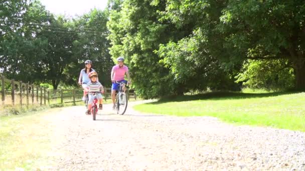 Familia en paseo en bicicleta — Vídeo de stock