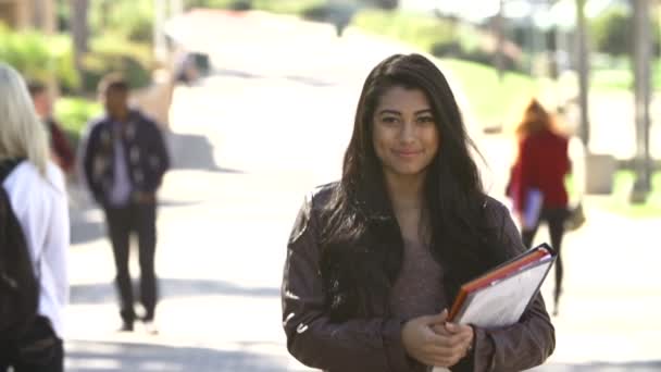 Studenten buiten lopen — Stockvideo