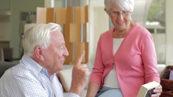 Seniorenpaar schaut sich Bild an — Stockvideo