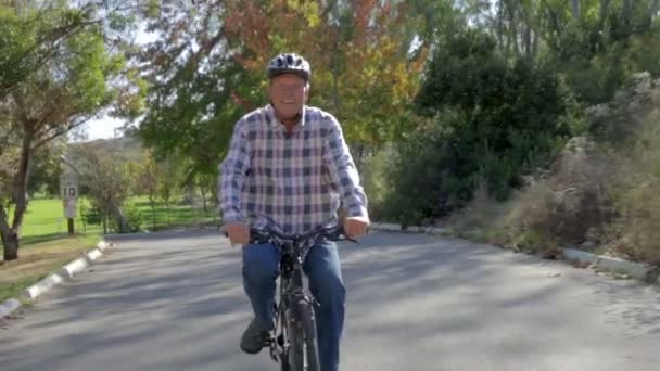 Starszy człowiek na cykl jazdy — Wideo stockowe