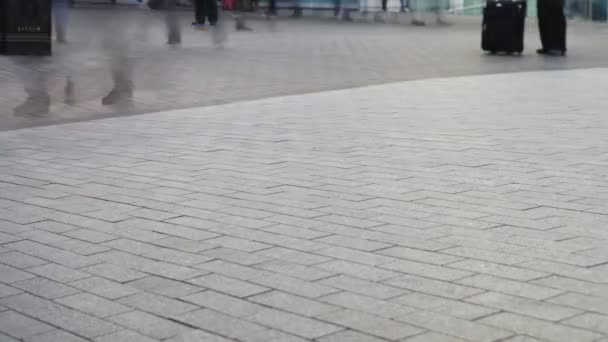 Ноги покупателя на оживленной улице — стоковое видео
