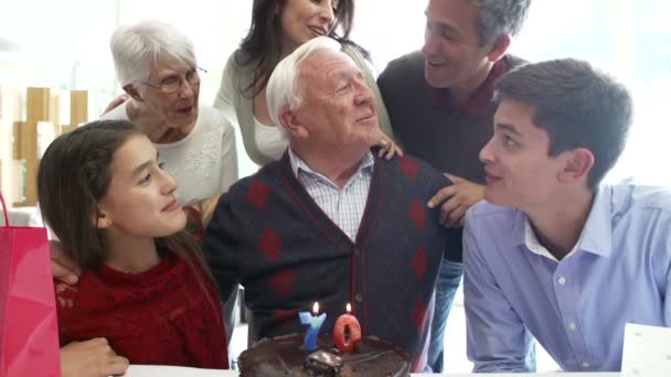 Familie vieren 70e verjaardag — Stockvideo