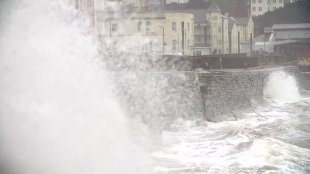 Grandes olas rompiendo en la pared del mar — Vídeo de stock