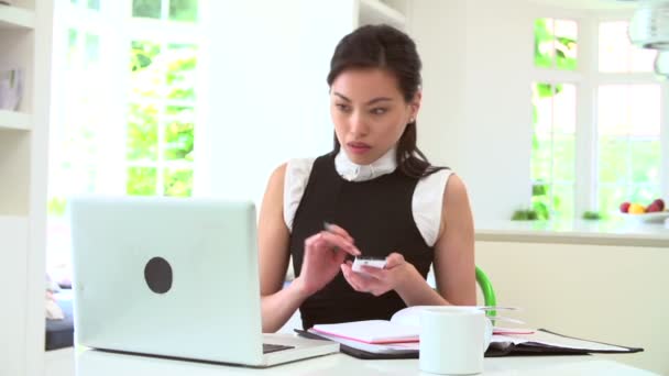 Geschäftsfrau arbeitet von zu Hause aus — Stockvideo