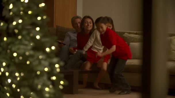 Familia celebrando la Navidad — Vídeos de Stock