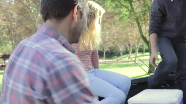 Familie uitpakken pick-up Truck — Stockvideo