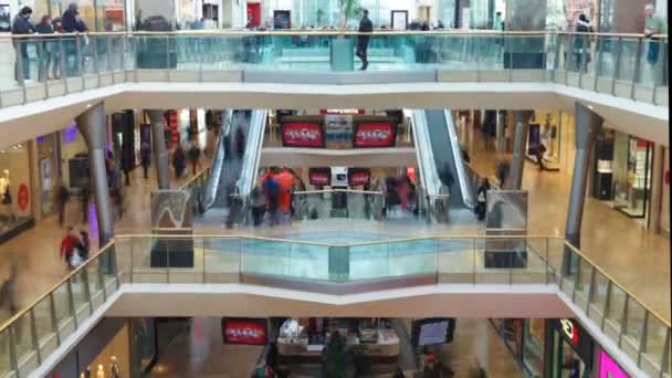 Compradores en escaleras mecánicas en el centro comercial — Vídeo de stock