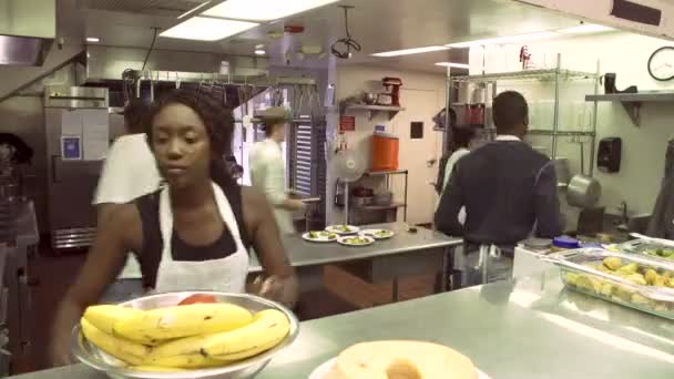 Рабочие на кухне приюта для бездомных — стоковое видео