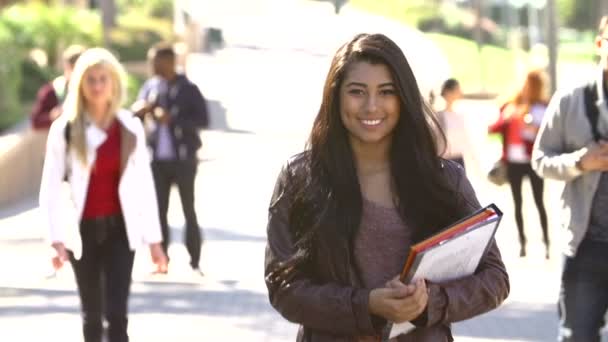 Studenten buiten lopen — Stockvideo