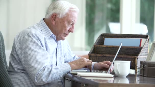 Senior man met laptop — Stockvideo