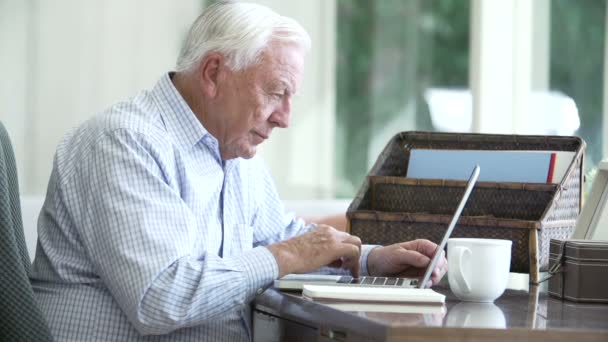 Homem sênior usando laptop — Vídeo de Stock