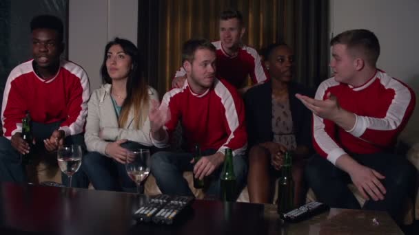 Fans kijken wedstrijd op Tv — Stockvideo