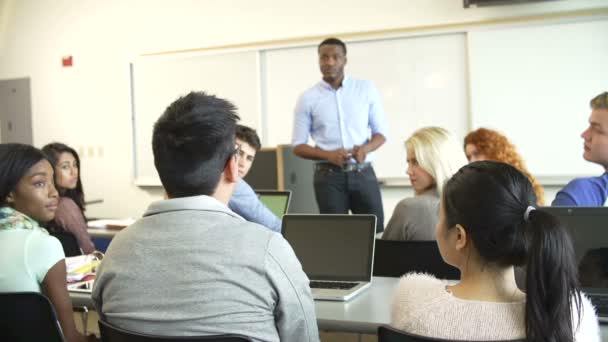 Tutor onderwijs studenten — Stockvideo