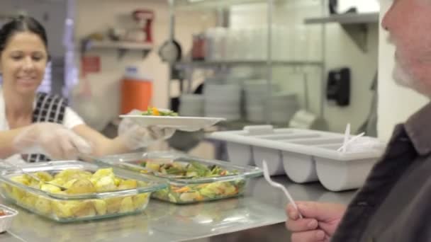 年轻女子服务食品 — 图库视频影像