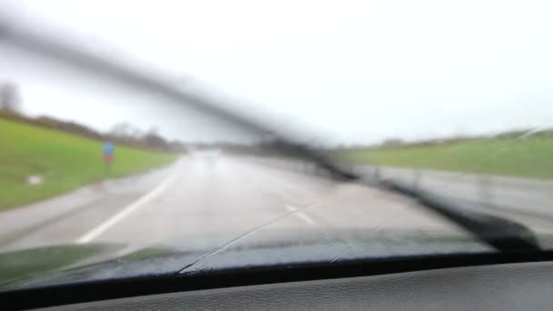 Viaje en coche visto a través del parabrisas — Vídeo de stock