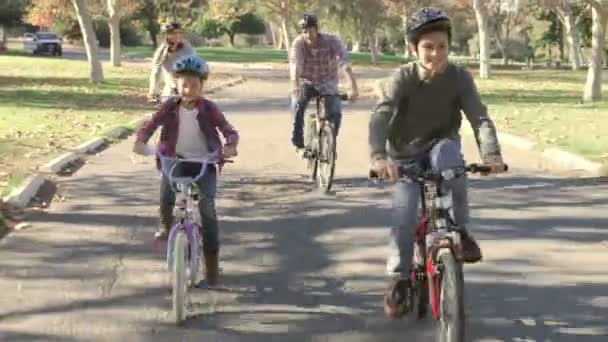 Семья на велосипеде — стоковое видео