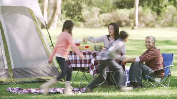 Família Apreciando Férias Camping — Vídeo de Stock