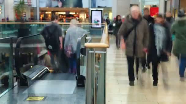 Compradores em escadas rolantes no shopping — Vídeo de Stock