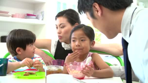Familie isst gemeinsam zu Abend — Stockvideo