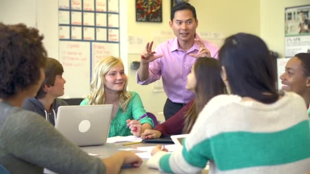 Studenten met de leraar in de klas — Stockvideo