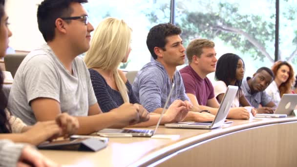 Estudantes usando laptops e tablets digitais — Vídeo de Stock