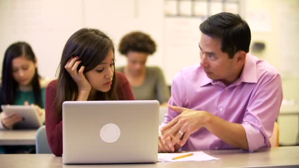 Studente femminile utilizzando il computer portatile — Video Stock