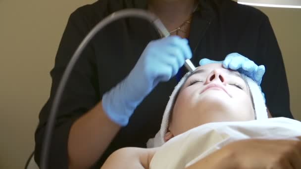 Mujer teniendo tratamiento cosmético — Vídeos de Stock