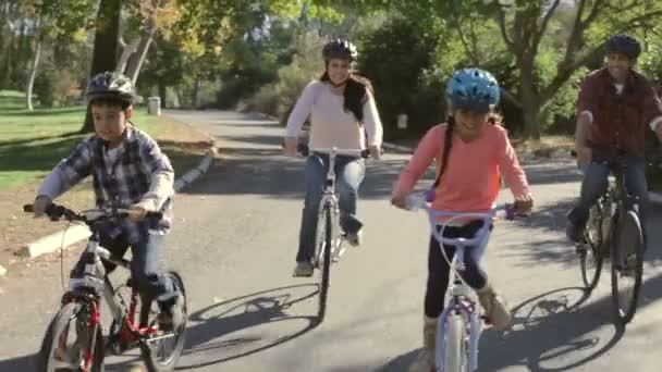 Familia en paseo en bicicleta — Vídeo de stock