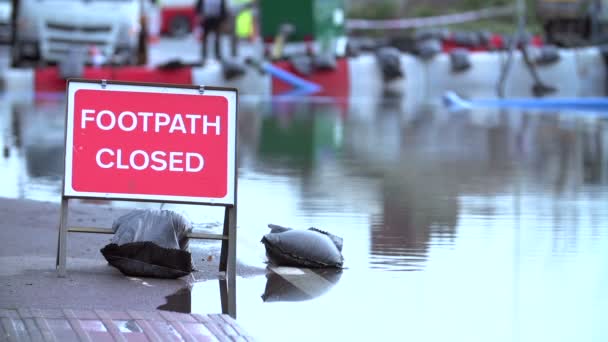 Señal de tráfico en carretera inundada — Vídeos de Stock