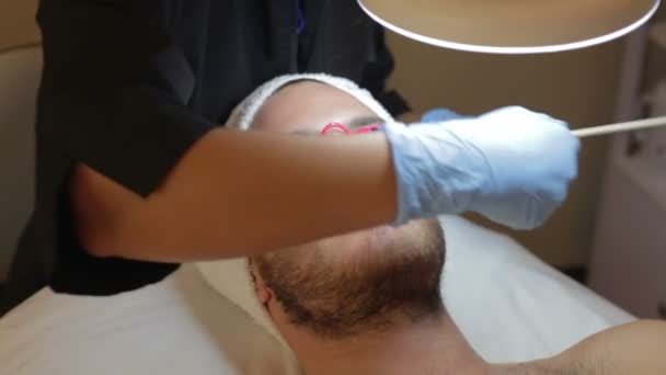 Tratamiento cosmético del hombre en el spa — Vídeo de stock