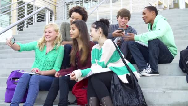 Estudiantes tomando fotografía selfie — Vídeo de stock