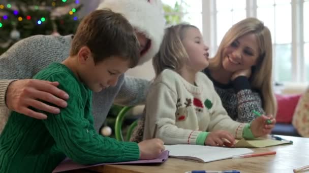 Familie schrijven kerstkaarten — Stockvideo