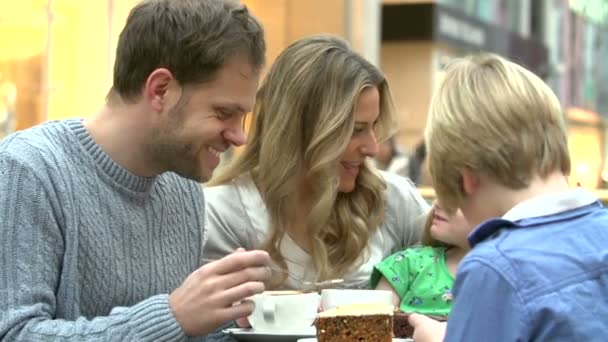 Familie genieten van Snack In Cafe samen — Stockvideo